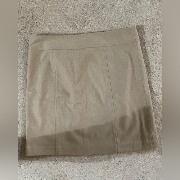 Adorable Banana Republic mini skirt in size 6! - Picture 13 of 15
